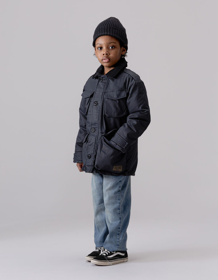 Schwarzer Jungenparka mit vielen Taschen und Velourskragen-2
