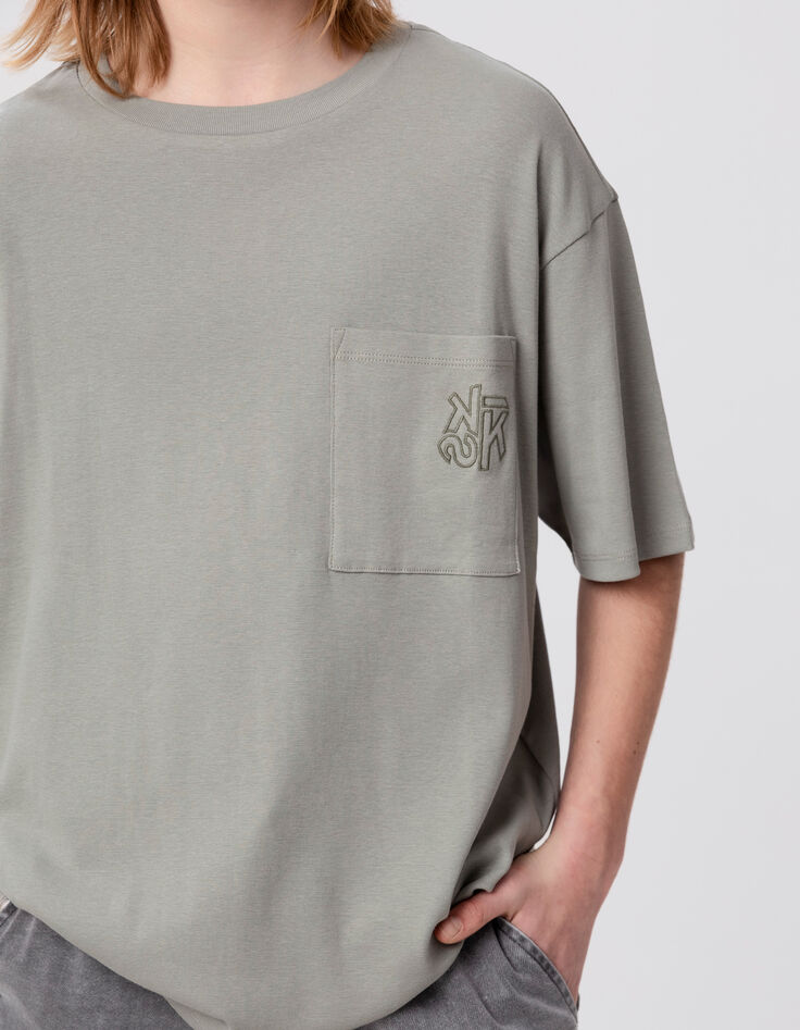 Khaki Jungen-T-Shirt, aufgesetzte Tasche, Stickerei-3