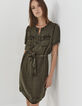 Khaki Damenkleid, Tunikakragen, Perlen, Gürtel-1