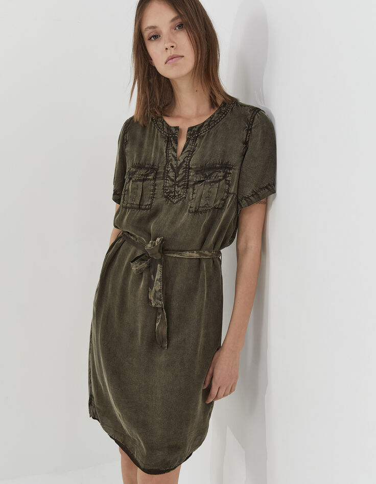 Khaki Damenkleid, Tunikakragen, Perlen, Gürtel-1