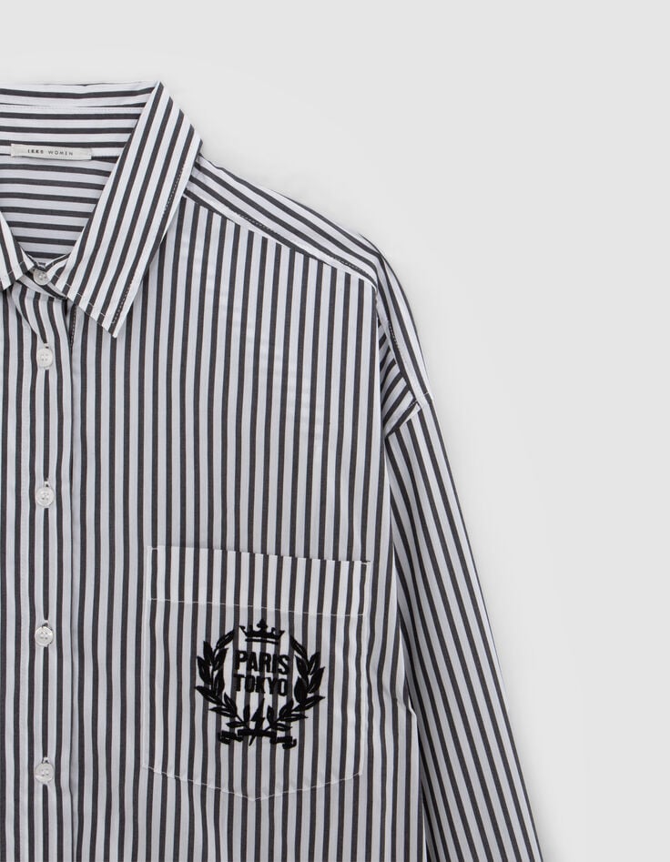 Camisa negra oversize con rayas blancas y bolsillo bordado-4 Camisa negra oversize con rayas blancas y bolsillo bordado-4