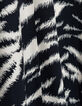 Mujer vestido negro con estampado de cebra-9