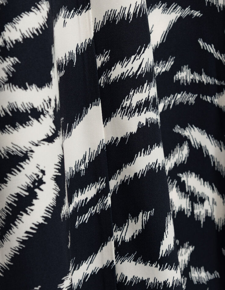 Mujer vestido negro con estampado de cebra-9