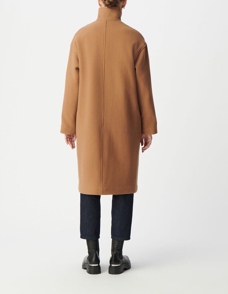 Chaquet&oacute;n largo de mujer en camel con detalles de nailon pespunteado-3