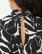 Vloeiende zwarte damesblouse met zebrabloemprint-4