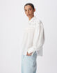 Camisa fluida blanca de mujer con detalles florales-6