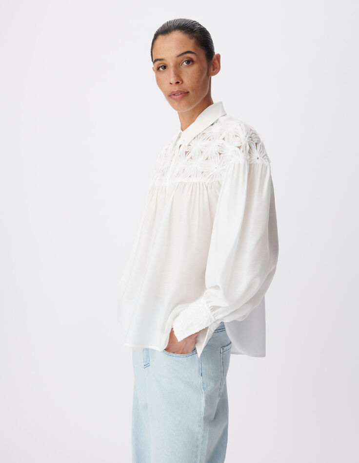 Camisa fluida blanca de mujer con detalles florales-6
