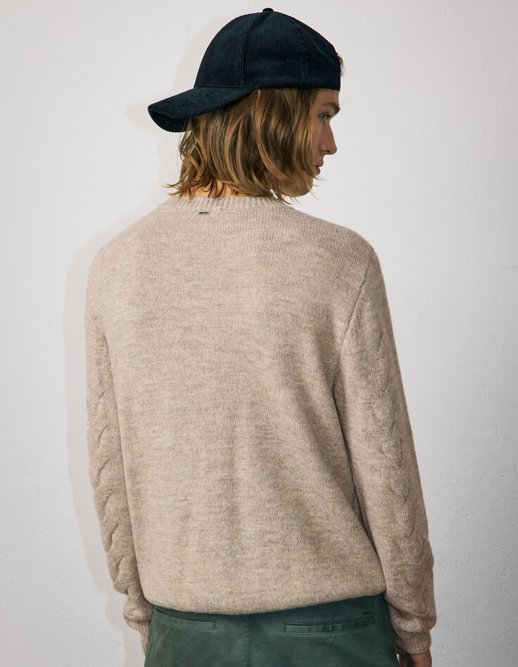 Kittgrauer Herrenstrickpullover mit Zopfmuster-3