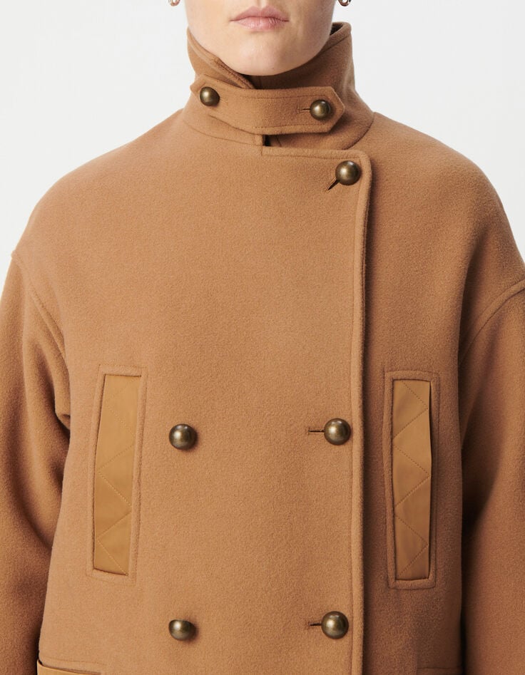 Chaquet&oacute;n largo de mujer en camel con detalles de nailon pespunteado-4