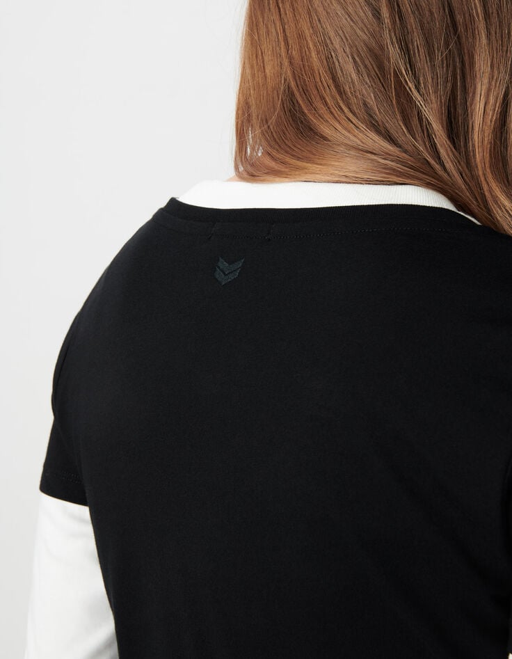 Camiseta negra cuello V Mujer con bordado chevron-4