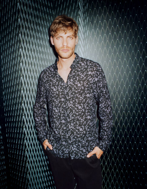 Chemise SLIM noire LENZING™ ECOVERO™ motif fleurs violines Homme