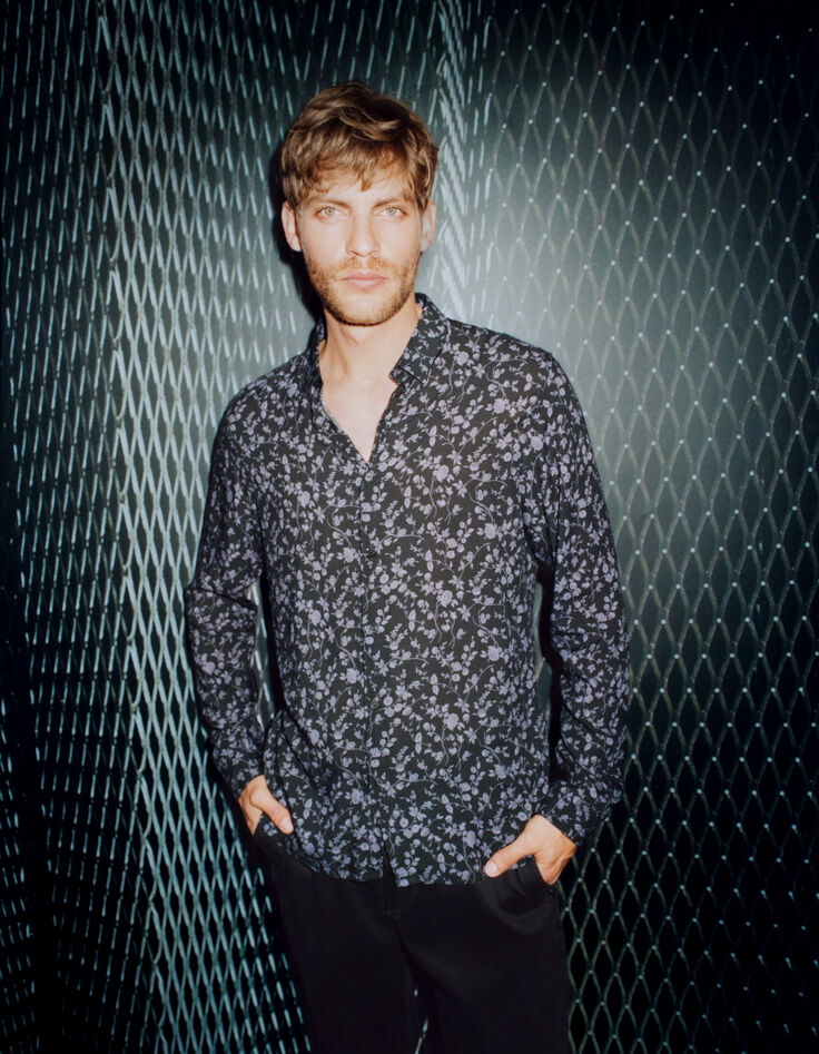 Men’s black LENZING™ ECOVERO™ SLIM shirt with dark purple flower motif-10
