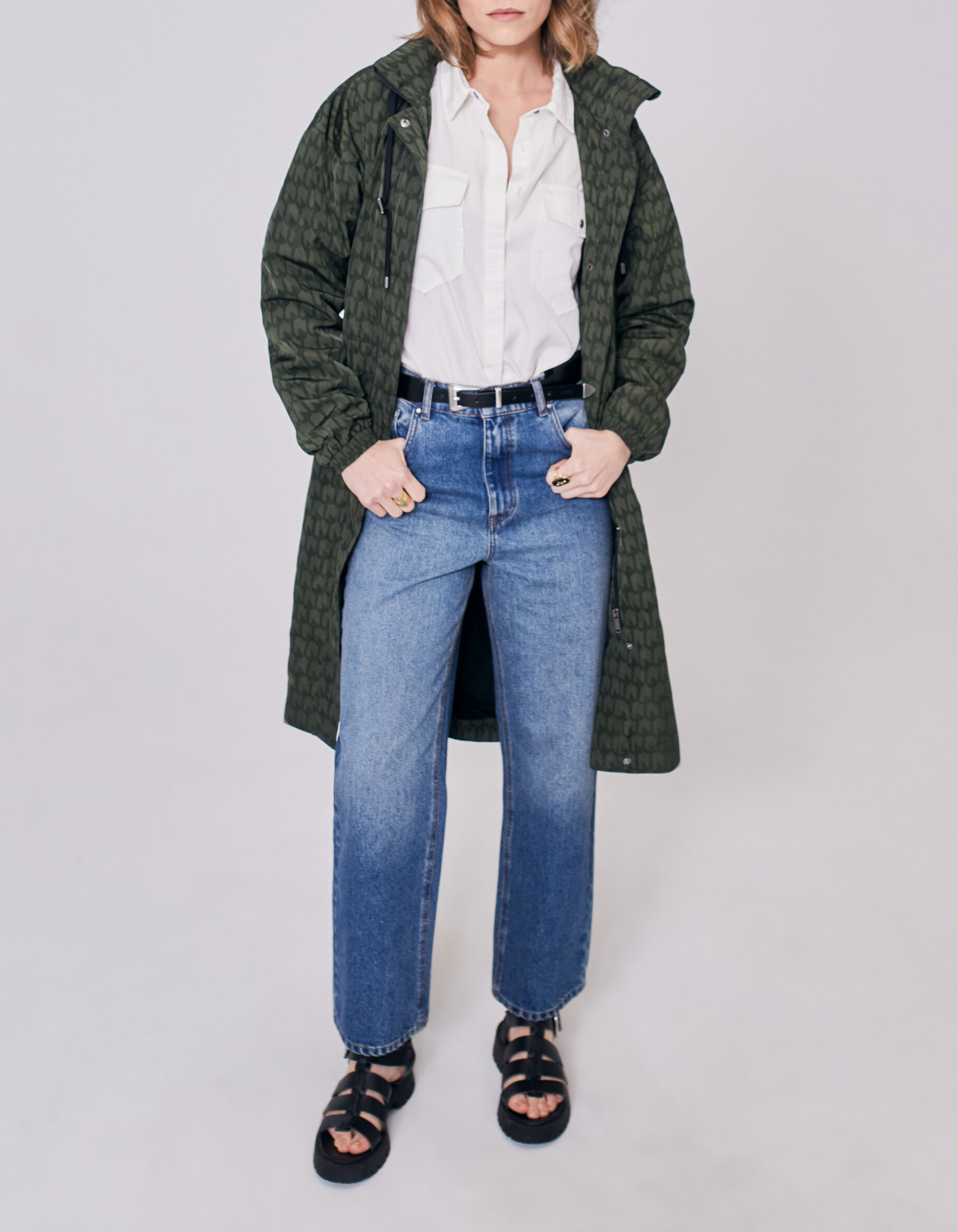 Women's blue high-waist cropped mom jeans