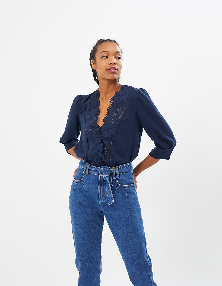 Top bleu marine à encolure V en broderie anglaise I.Code-2