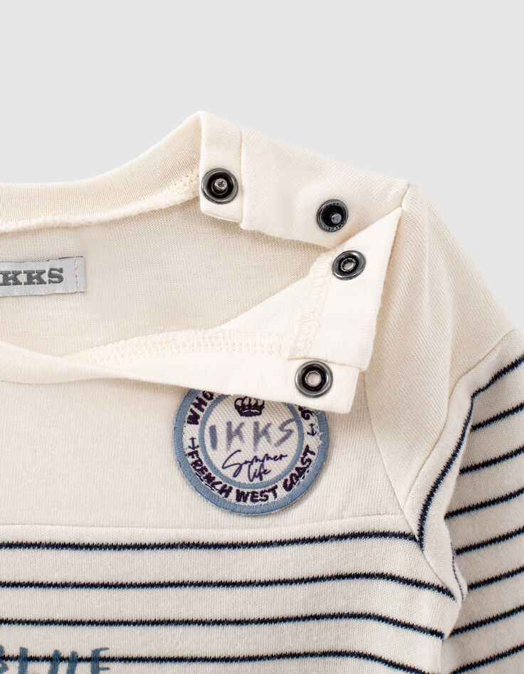 Cremeweißes Babyjungenshirt mit Streifen und Schriftzügen-6 Cremeweißes Babyjungenshirt mit Streifen und Schriftzügen-6