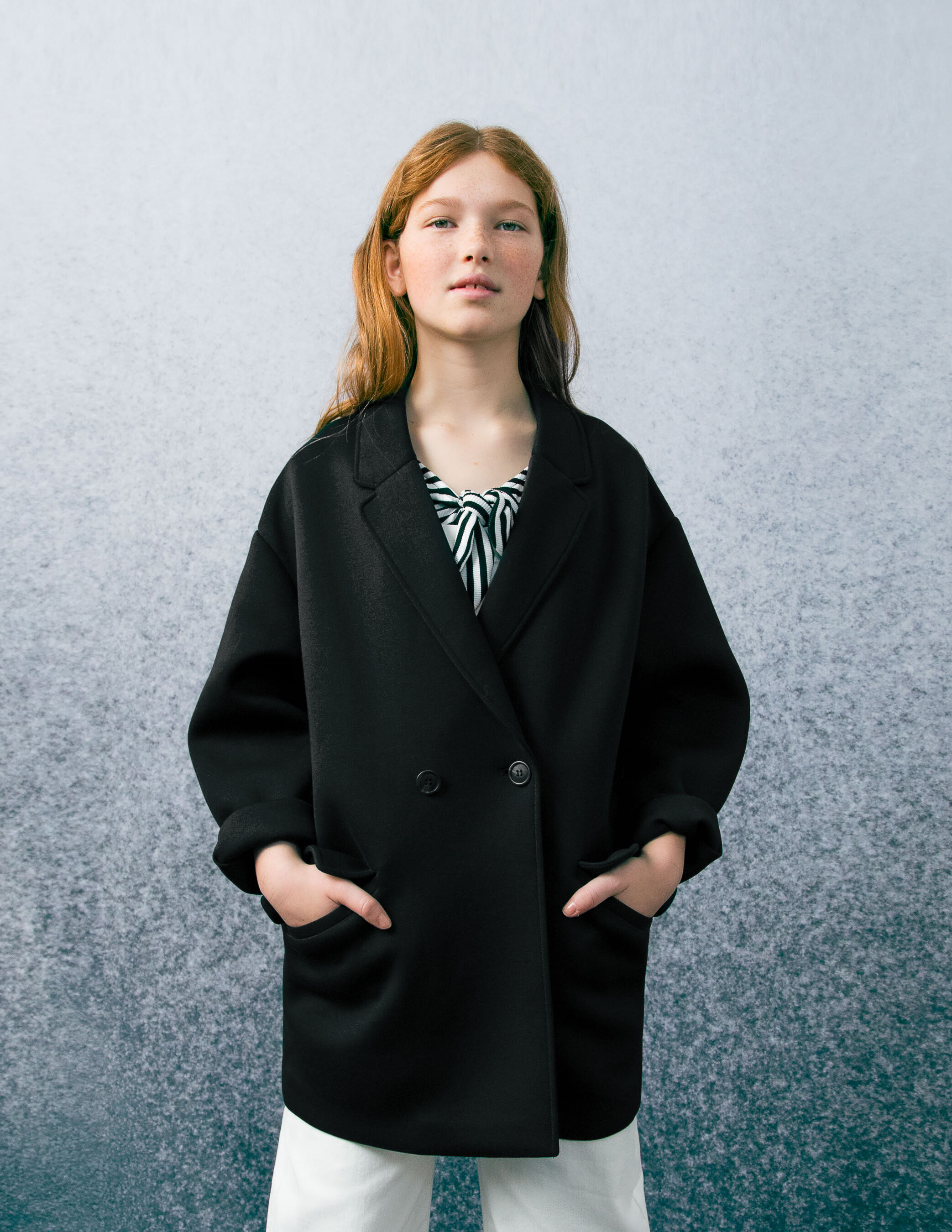 Manteau noir forme uf maille n opr ne fille