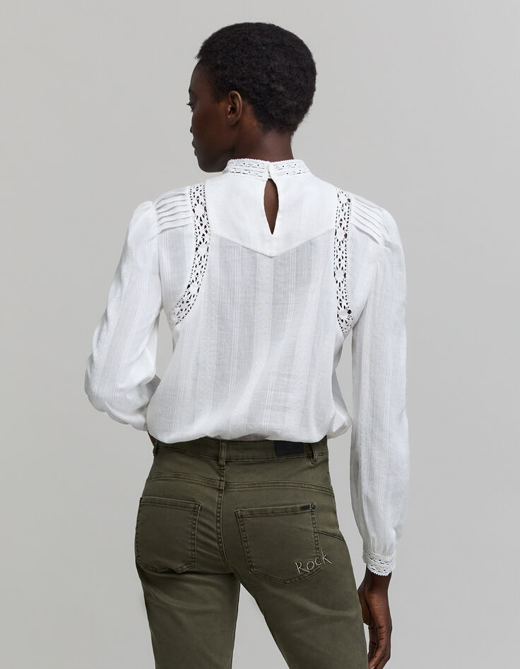 Blouse blanc cass&eacute; d&eacute;tails plis et dentelle Femme-3
