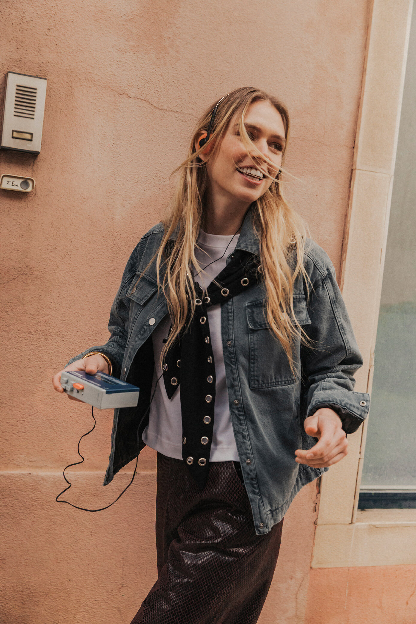 Women's oversized blue denim jacket with quilted lining IKKS