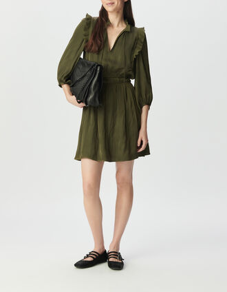 Robe kaki satinée froissée volants plissés