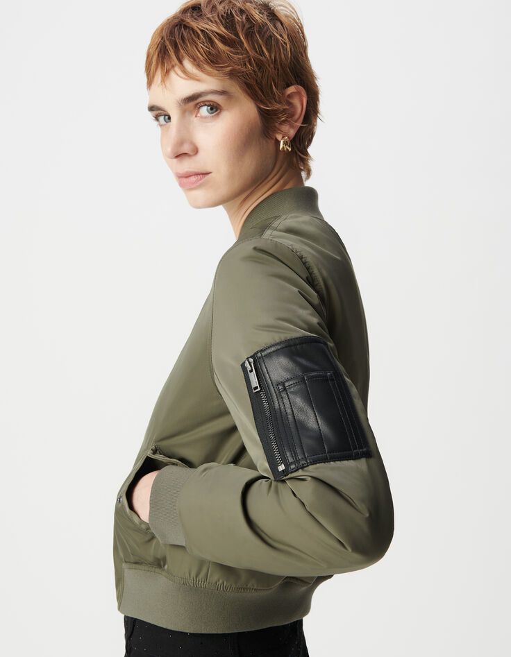 Bomber corta de mujer de color caqui con bolsillo de dos piezas con cremallera-5