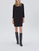 Vestido negro con collar de eslabones metal delante mujer-1