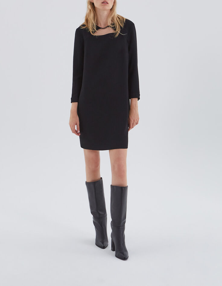 Vestido negro con collar de eslabones metal delante mujer-1