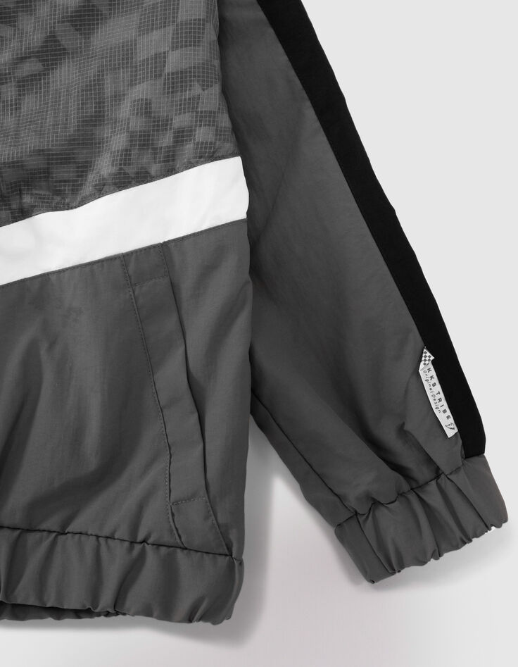 Grauer Jungenwindbreaker mit Zielflaggenmotiv am Futter-3