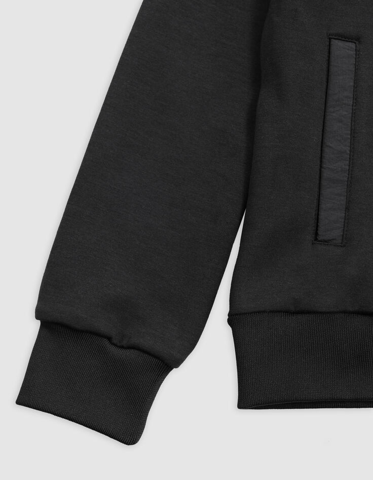 Zwart tweemateriaal jongensvest met rits en patentlogo-4