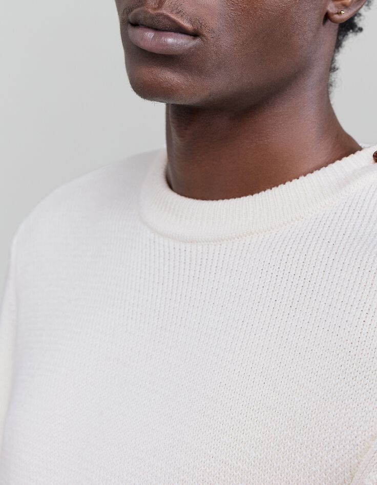 Pull blanc cass&eacute; tricot boutons &eacute;paule Homme-4