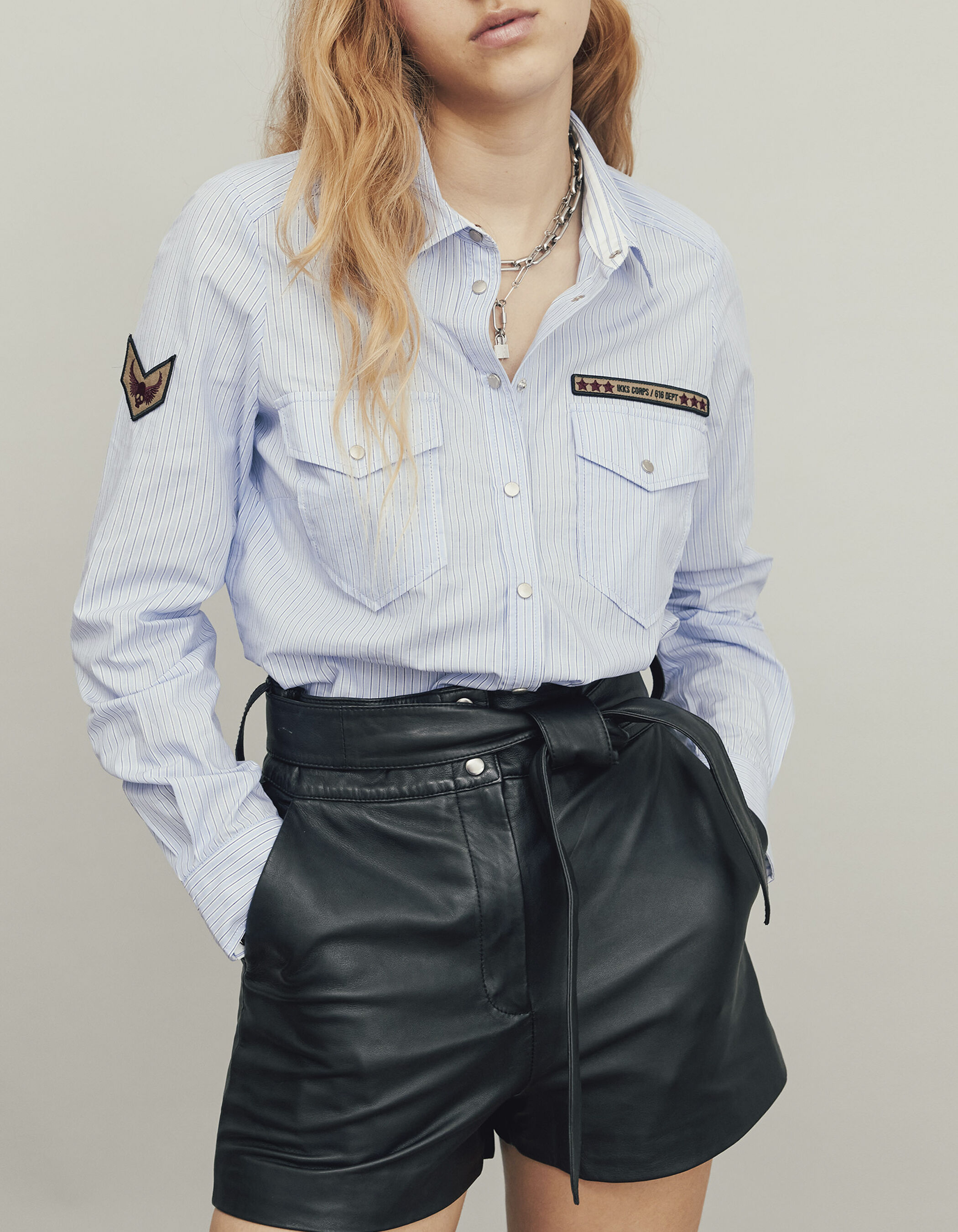 Chemise bleu micro rayures et badges militaires femme IKKS