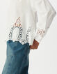 Locker sitzende weiße Bluse mit Spitzenstickerei Damen-4
