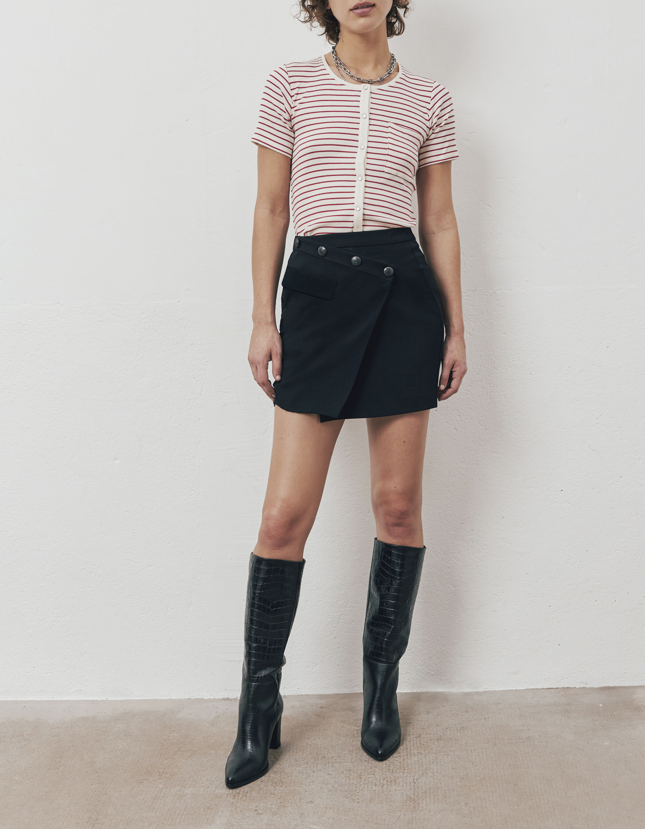 Black button skirt outfit online