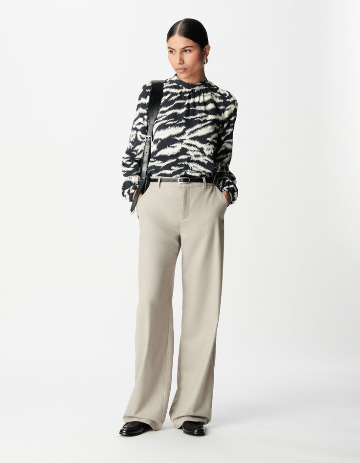 Mujer blusa negra con estampado de cebra-1