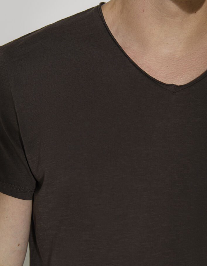 Camiseta L'Essentiel chocolate oscuro cuello V Hombre - IKKS