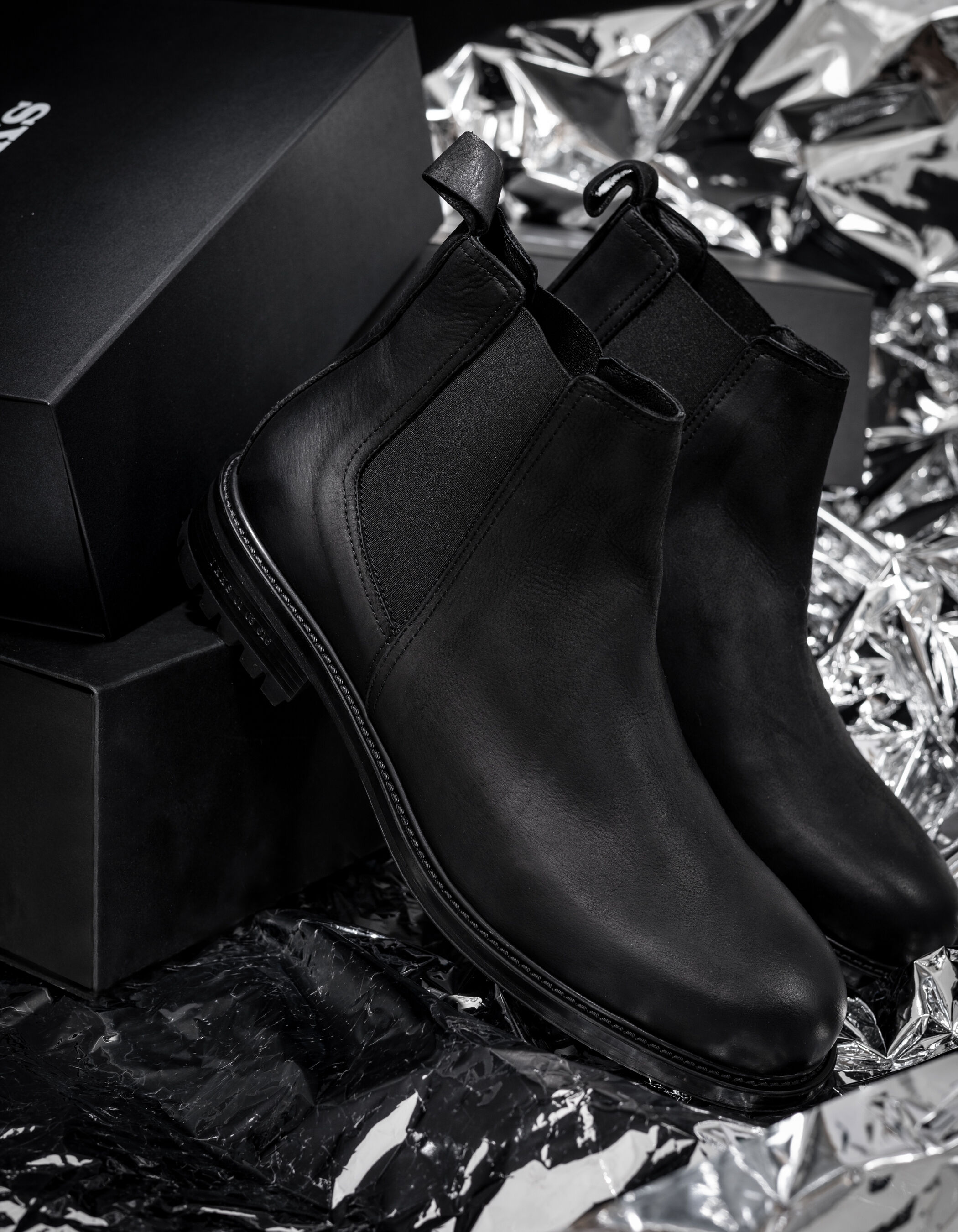 Chelsea boots noires crantees cuir nubuck Homme IKKS