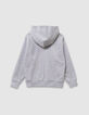 Sudadera capucha gris mensaje flocado terciopelo niño-5