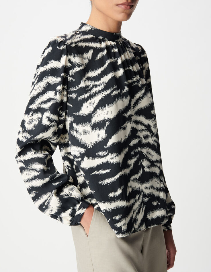 Mujer blusa negra con estampado de cebra-4