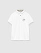 Optisch weißes Jungenpoloshirt mit Stickerei -2