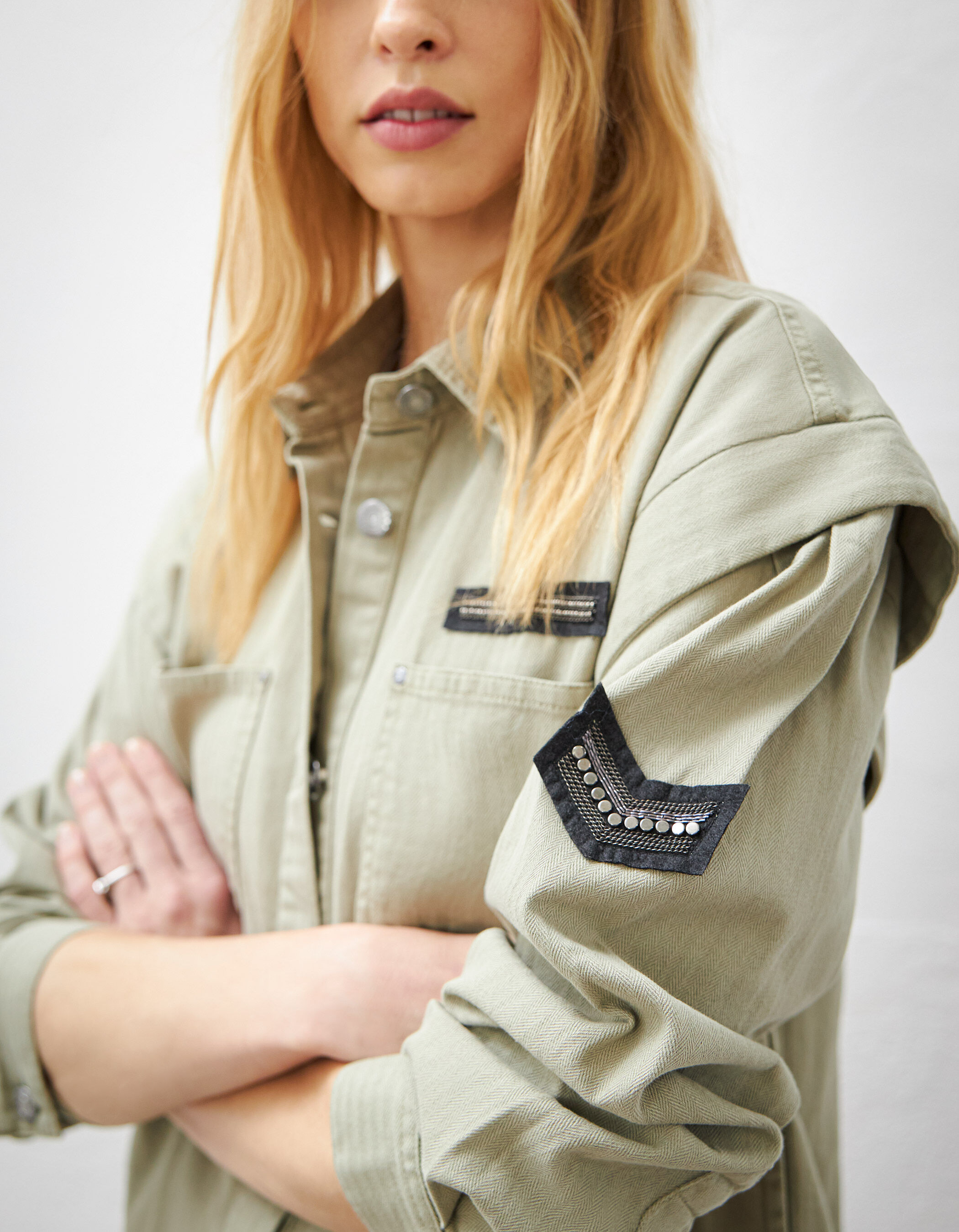 Chemise en coton kaki epaulettes et badges army femme IKKS