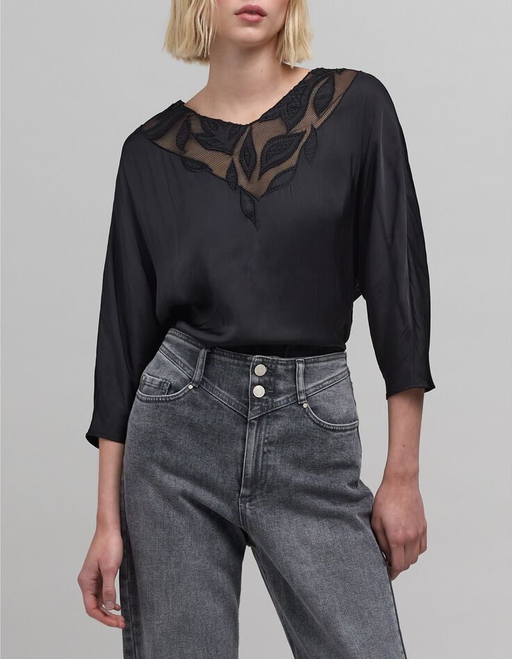 Blusa negra de rejilla con bordado floral-2