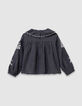 Graue Mädchenbluse mit weitem Kragen Stick-3