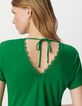 Camiseta verde cuello V delante y detrás-5