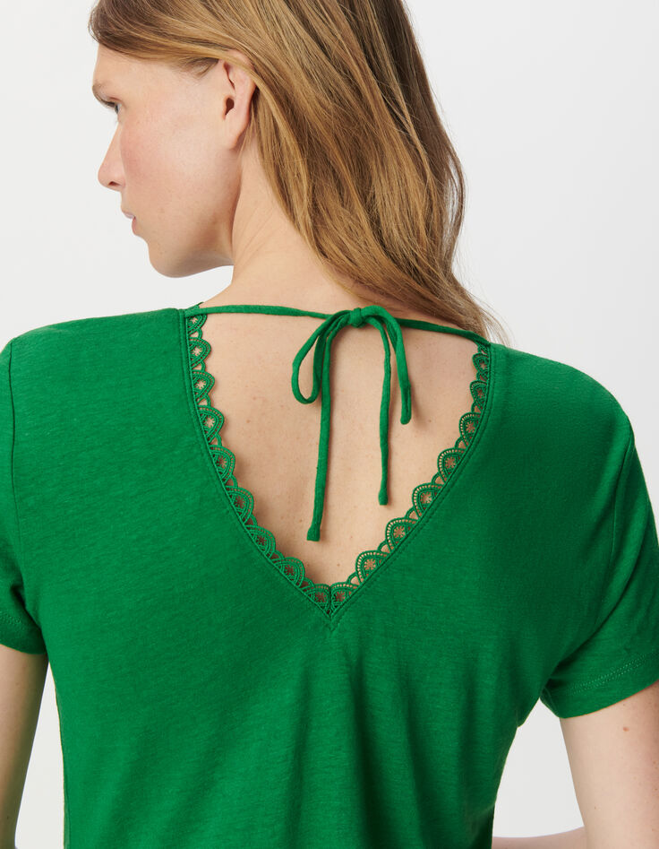 Camiseta verde cuello V delante y detrás-5