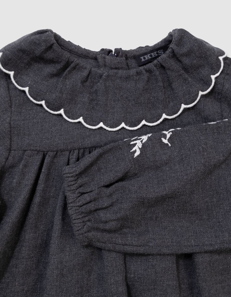 Graue Mädchenbluse mit weitem Kragen Stick-2 Graue Mädchenbluse mit weitem Kragen Stick-2
