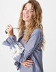 Blauw gestreept damesshirt met geborduurde bloemendetails-5