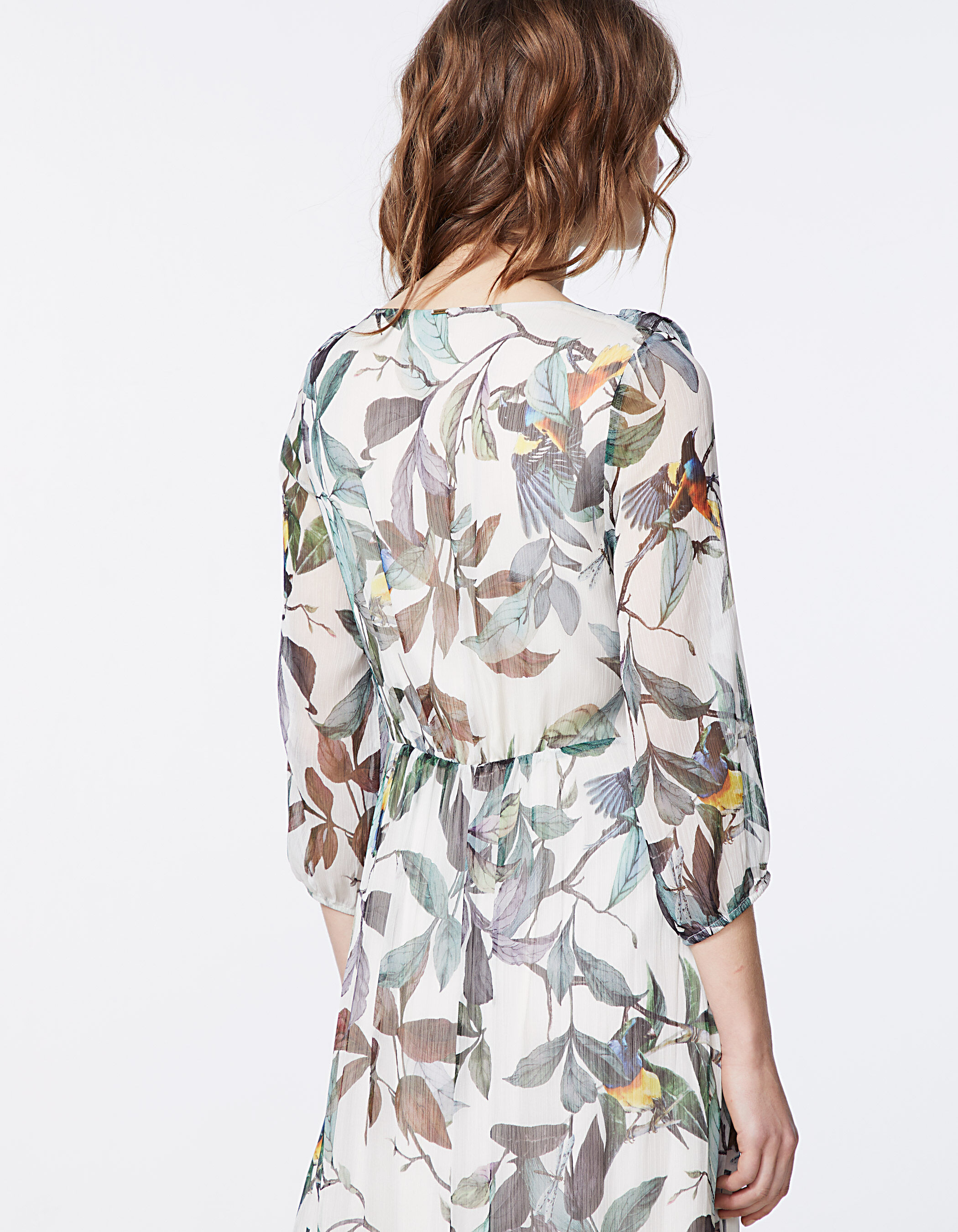 Robe longue en voile creponne jungle parrots blanc casse