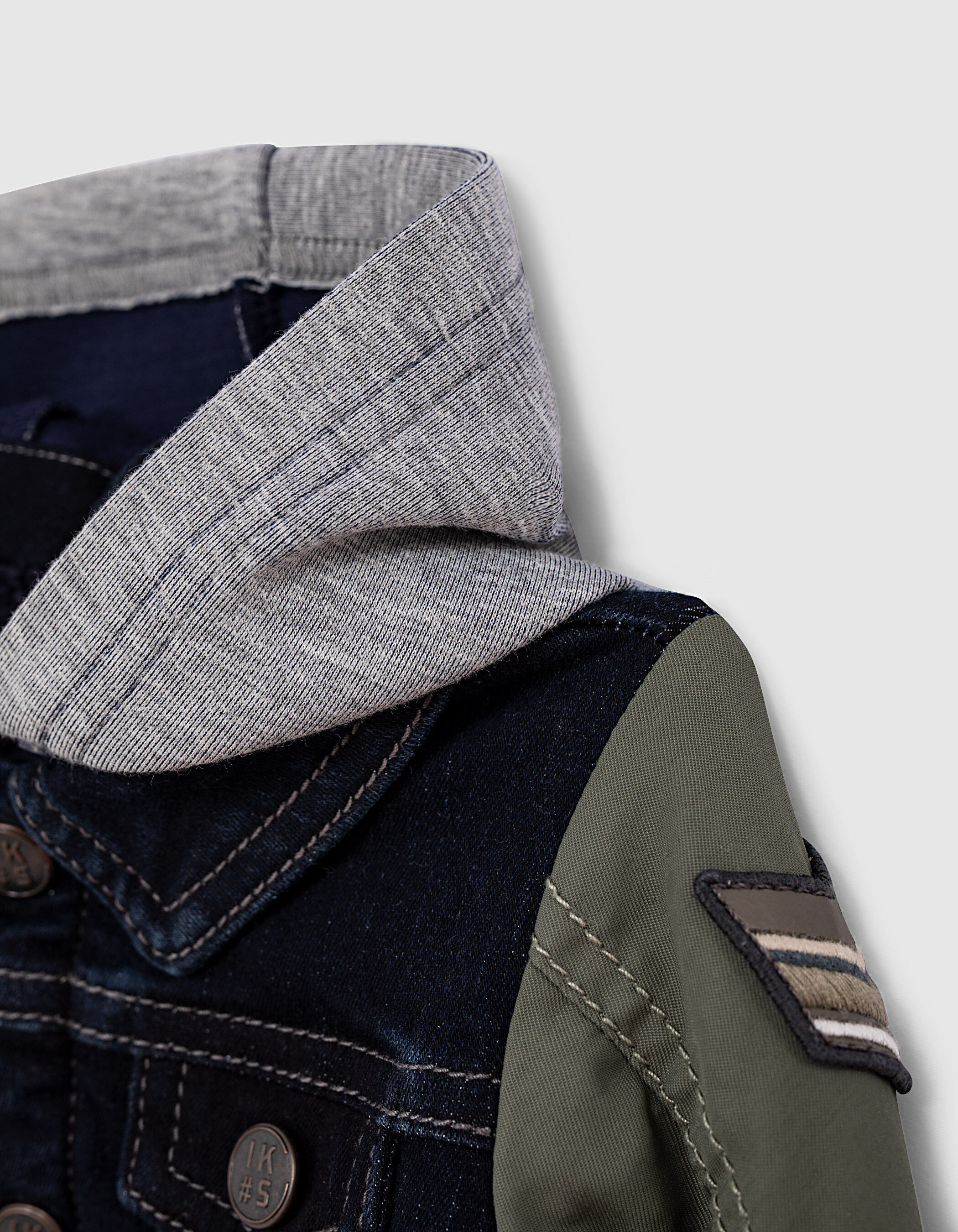 Veste en jean rinse manches nylon et capuche b b gar on