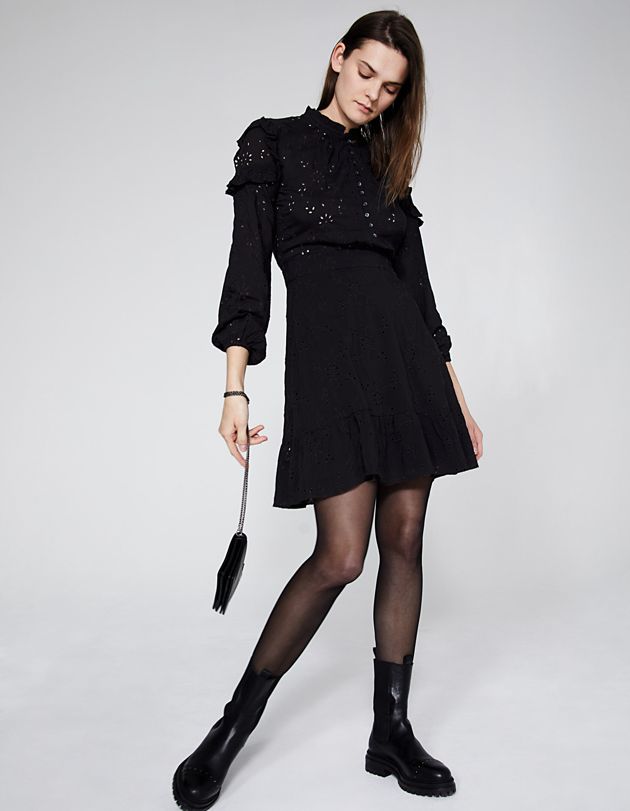 Robe noire cintree en viscose et broderies anglaises