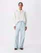 Camisa fluida blanca de mujer con detalles florales-1