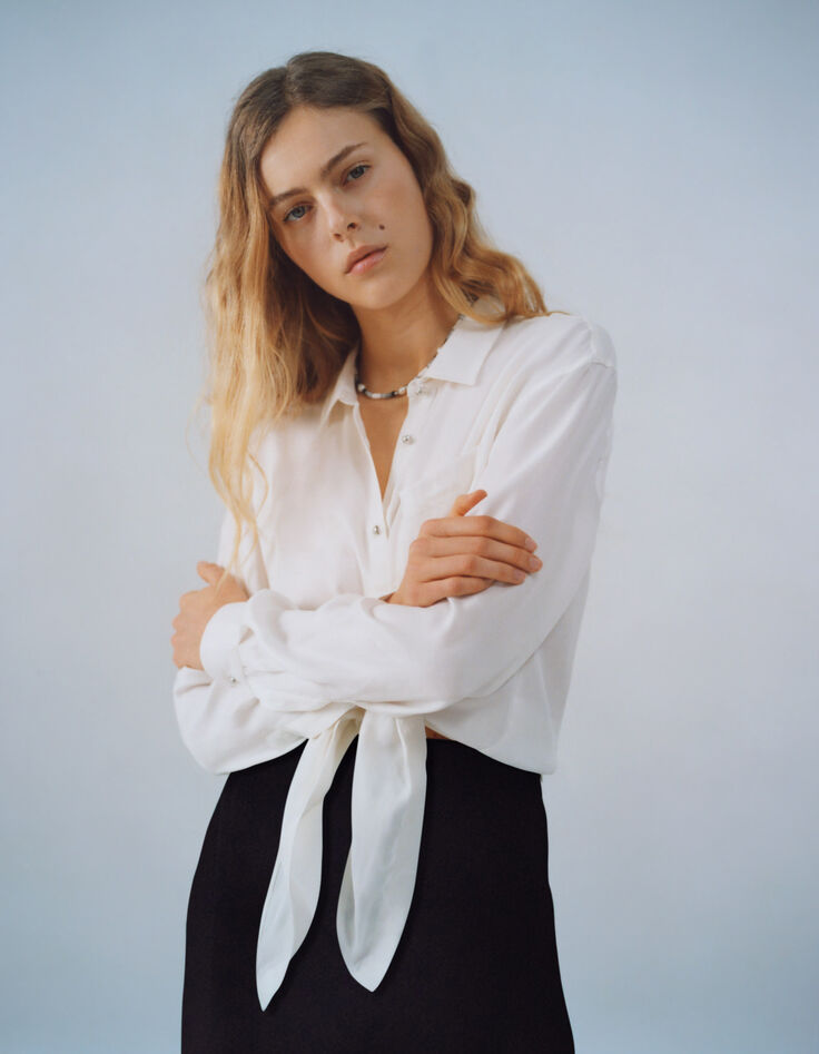Women’s off-white satin-look shirt to tie in front-1